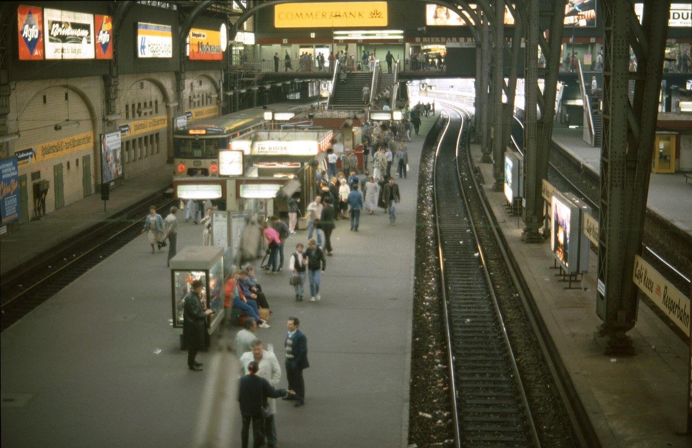 Hamburg Hbf. Bahnhofshalle S Bahn Bahnsteig Reisende LABW Staatsarchiv L