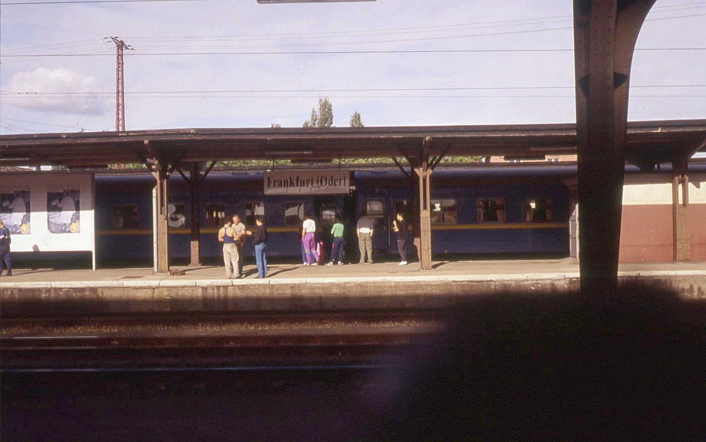 Frankfurt Oder Bahnsteig Bahnsteighalle Reisende WGS Militärzug LABW Sta