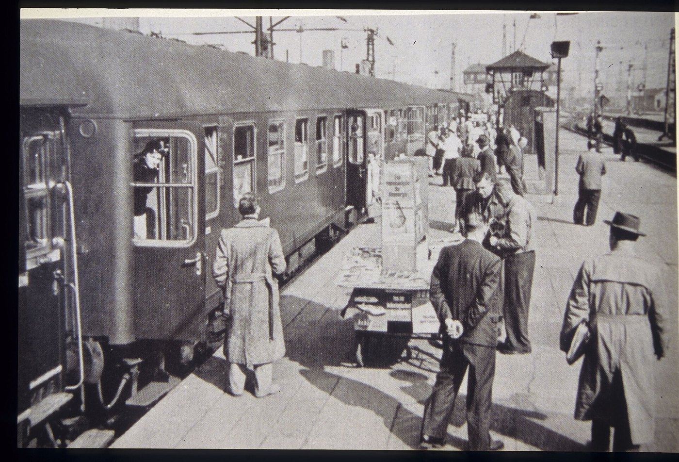 Reisende am Bahnsteig LABW Staatsarchiv Ludwigsburg )PL 723 DK 139 88)