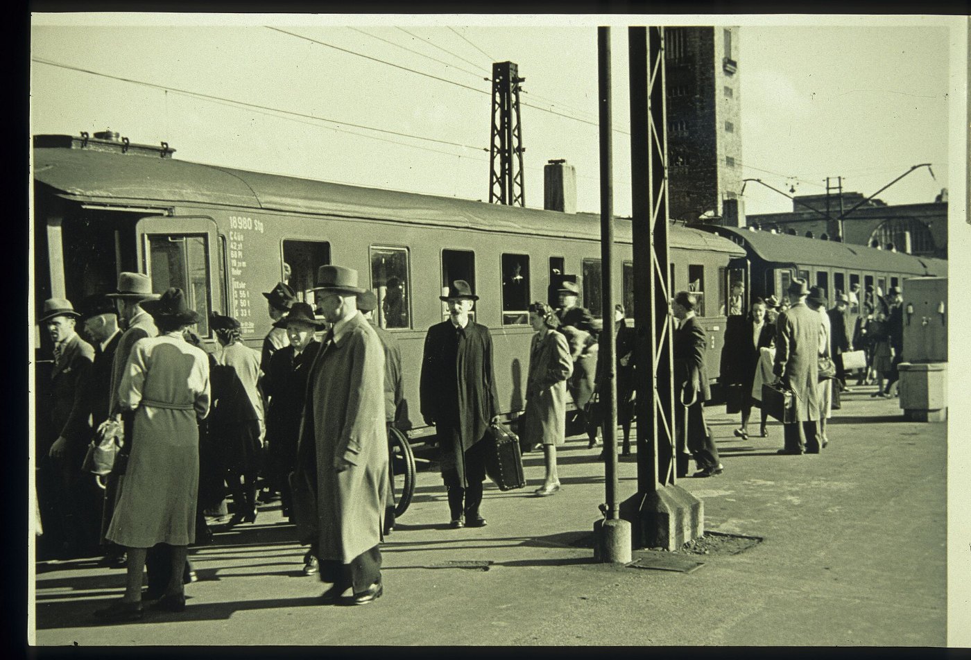 Reisende auf einem Bahnsteig des Hauptbahnhofs LABW Staatsarchiv Ludwigs