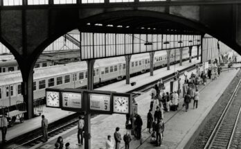 Reisende auf Bahnsteig 3 4 in Darmstadt Hauptbahnhof