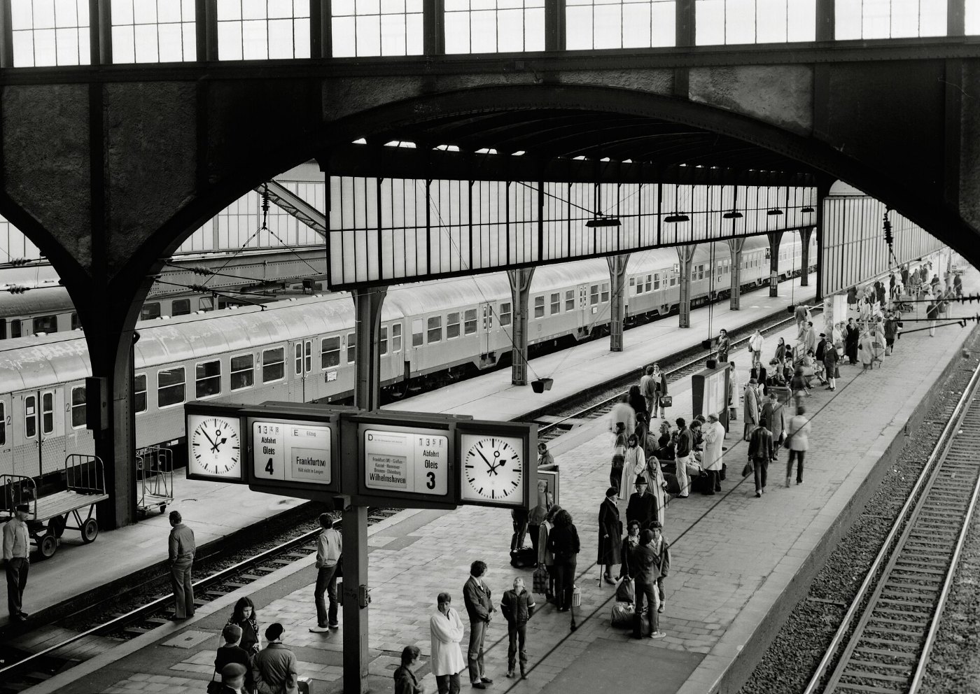 Reisende auf Bahnsteig 3 4 in Darmstadt Hauptbahnhof