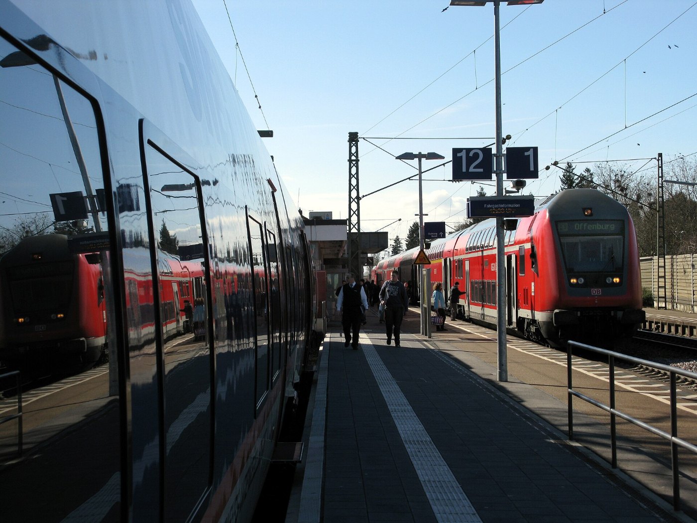 Bahnhof Bad Krozingen, Gleis 12 mit Münstertalbahn, Gleis 1 mit Regional