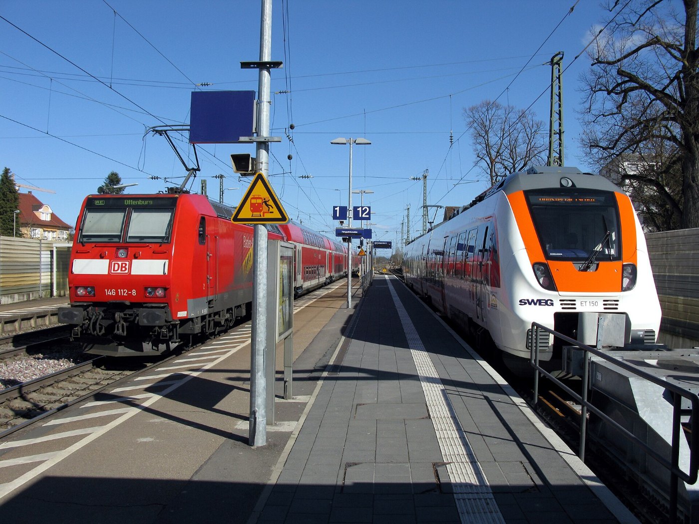 Bahnhof Bad Krozingen, Gleis 12 mit Münstertalbahn, Gleis 1 mit Regional