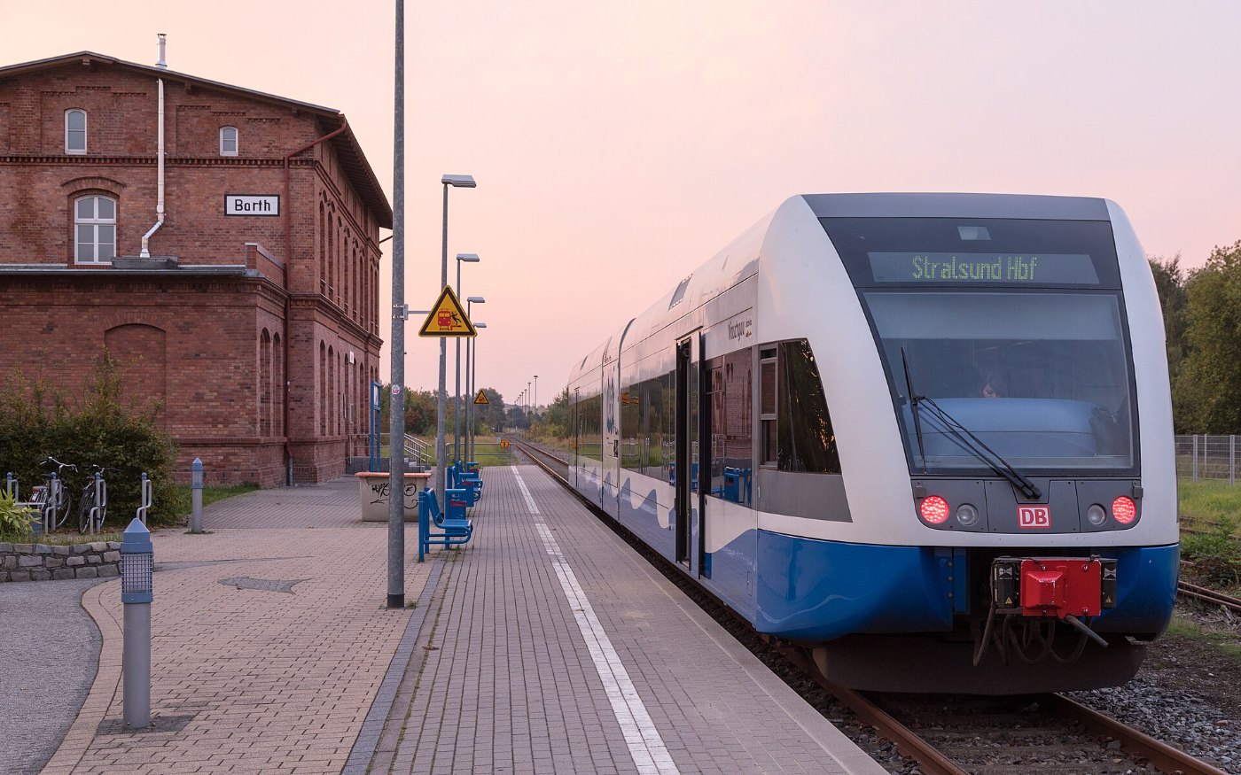 Stadler GTW 2 6 der UBB im Bahnhof Barth