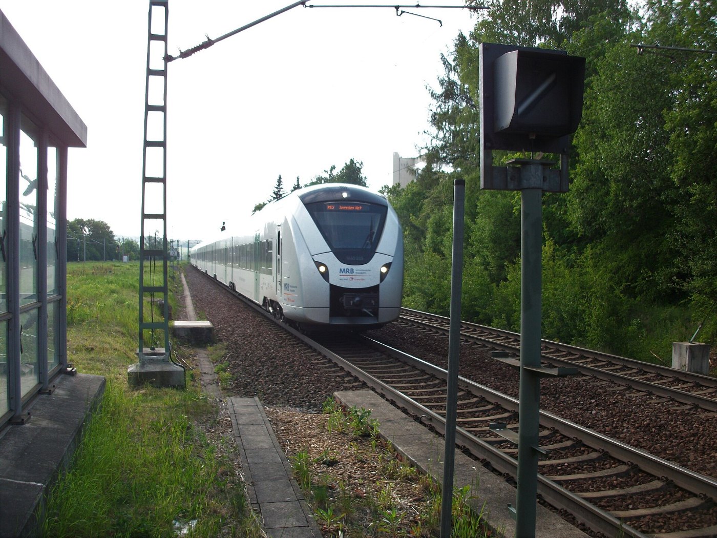 Durchfahrender Regionalexpress (MRB) im Bahnhof St. Egidien