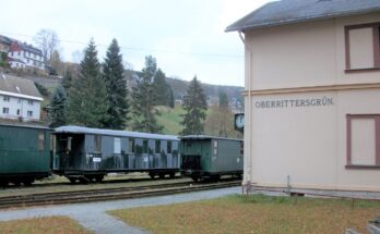 Bahnhof Oberrittersgrün, Empfangsgebäude Gleisseite