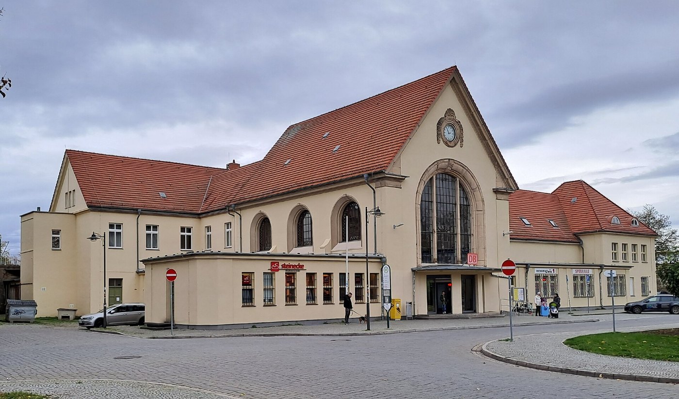 Bahnhof Köthen, Empfangsgebäude