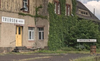 Bahnhof Trebsen (Mulde) – Empfangsgebäude – Fassade mit Bahnsteig