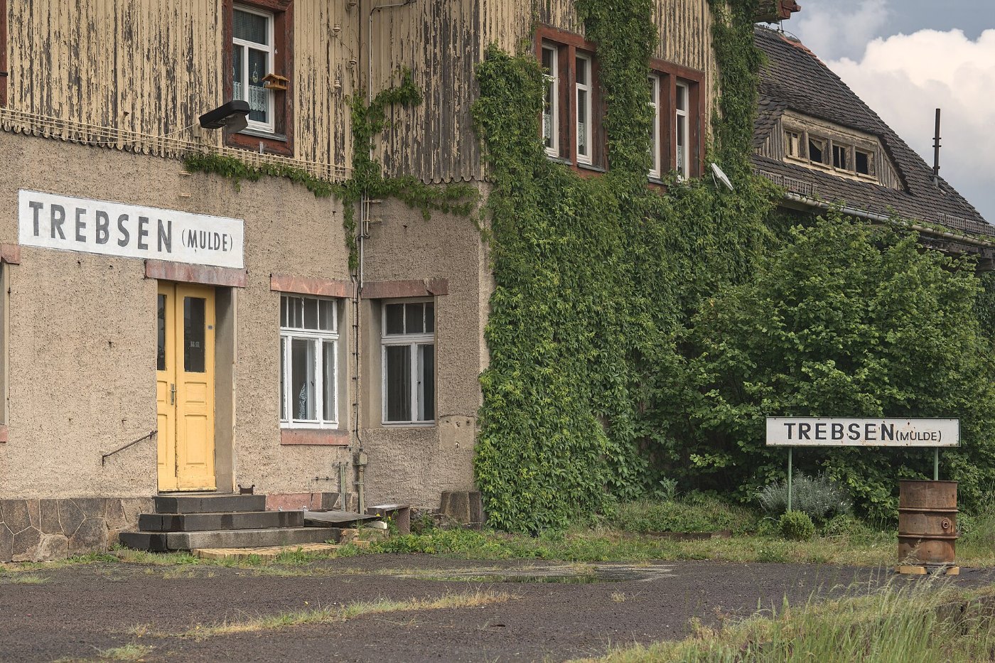 Bahnhof Trebsen (Mulde) – Empfangsgebäude – Fassade mit Bahnsteig