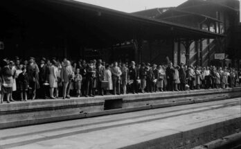 Wartende Menschen Spalier am Bahnsteig LABW Staatsarchiv Freiburg W 134