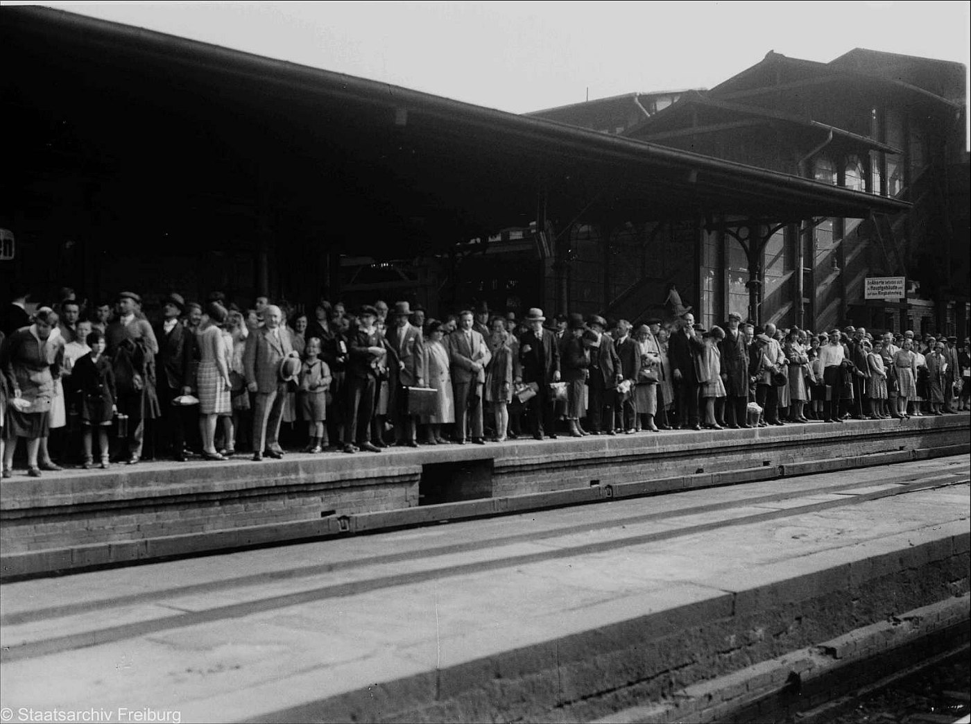 Wartende Menschen Spalier am Bahnsteig LABW Staatsarchiv Freiburg W 134 