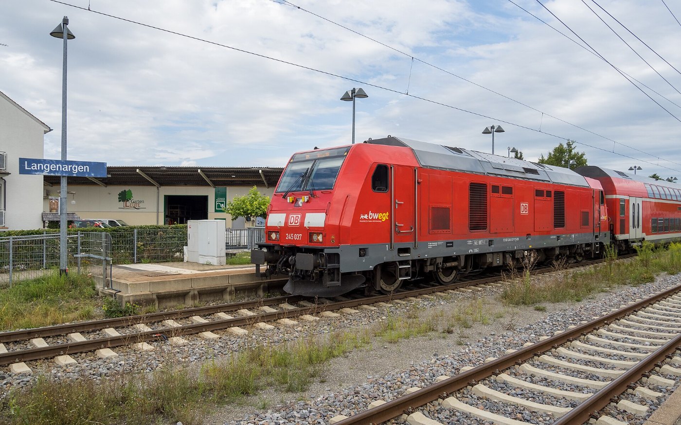 Regionalzug im Bahnhof Langenargen