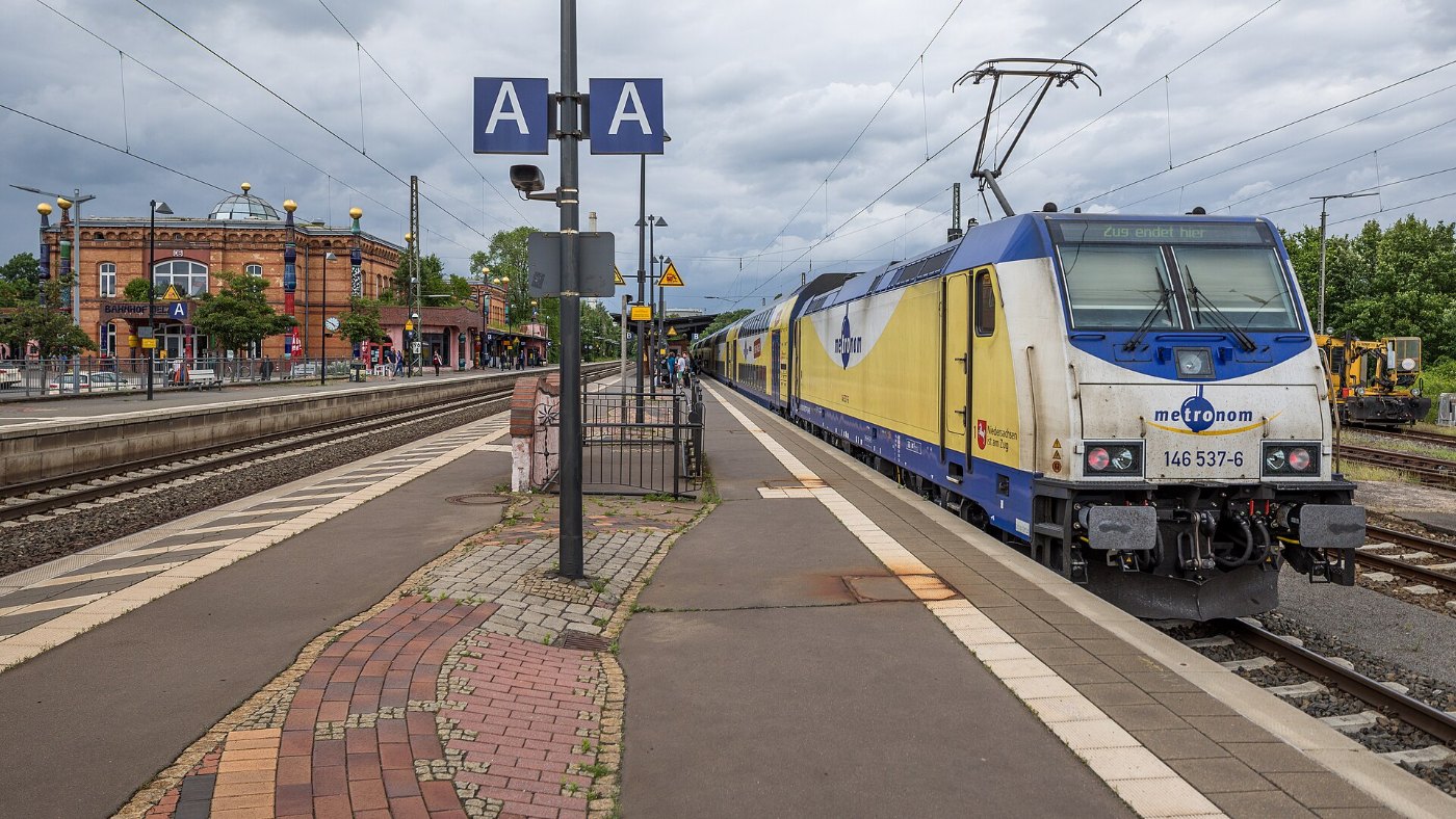 Metronom Regionalzug im Bahnhof Uelzen (2017)