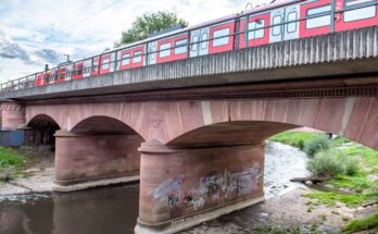 Nidda Brücke der Main Weser Bahn, Bad Vilbel, mit Bahn