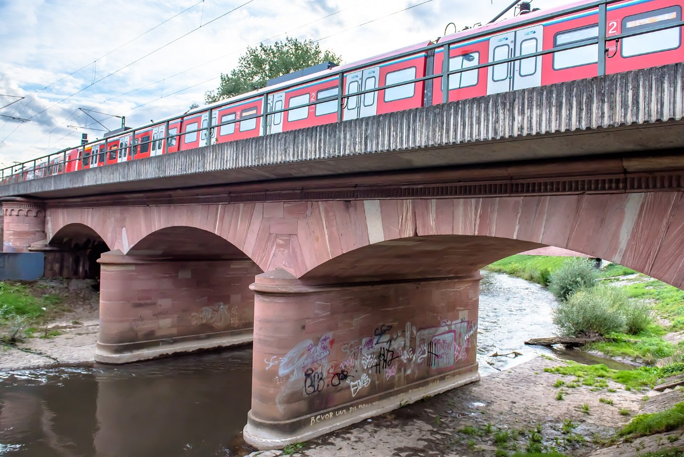 Nidda Brücke der Main Weser Bahn, Bad Vilbel, mit Bahn