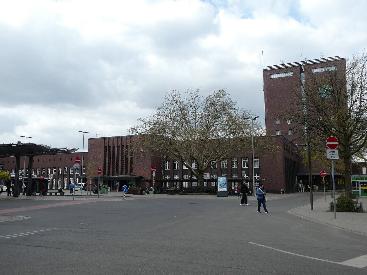 Oberhausen – Baudenkmal Hauptbahnhof mit ehemaligem Doppel Wasserturm (2