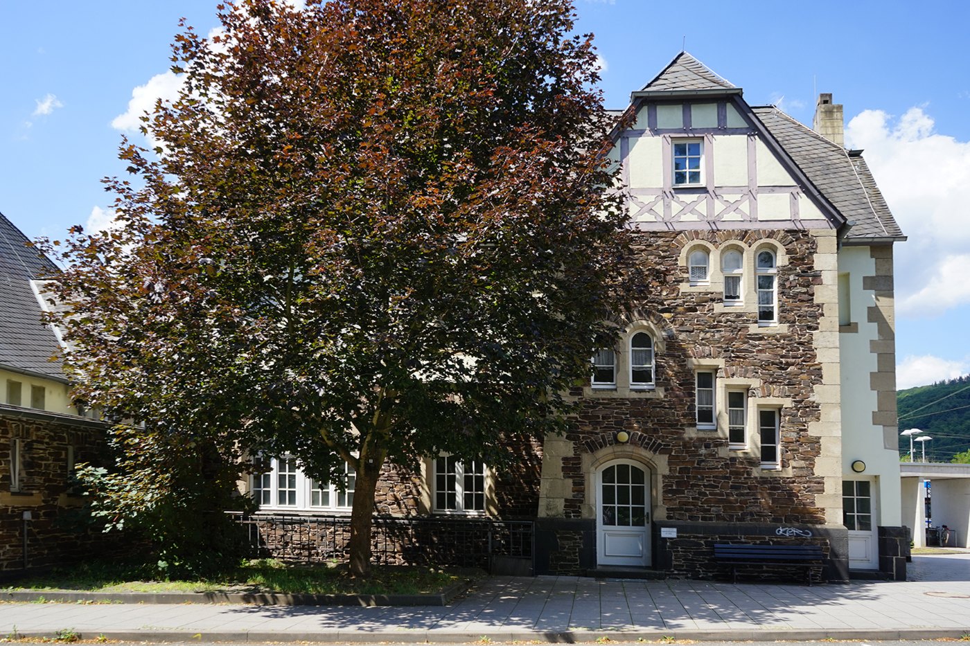 Bullay (Mosel) Bahnhof, Wohnhaus und Paketabfertigung (1904)