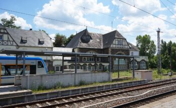 Bullay (Mosel) Bahnhof, Empfangsgebäude (1904) und Gleisanlagen
