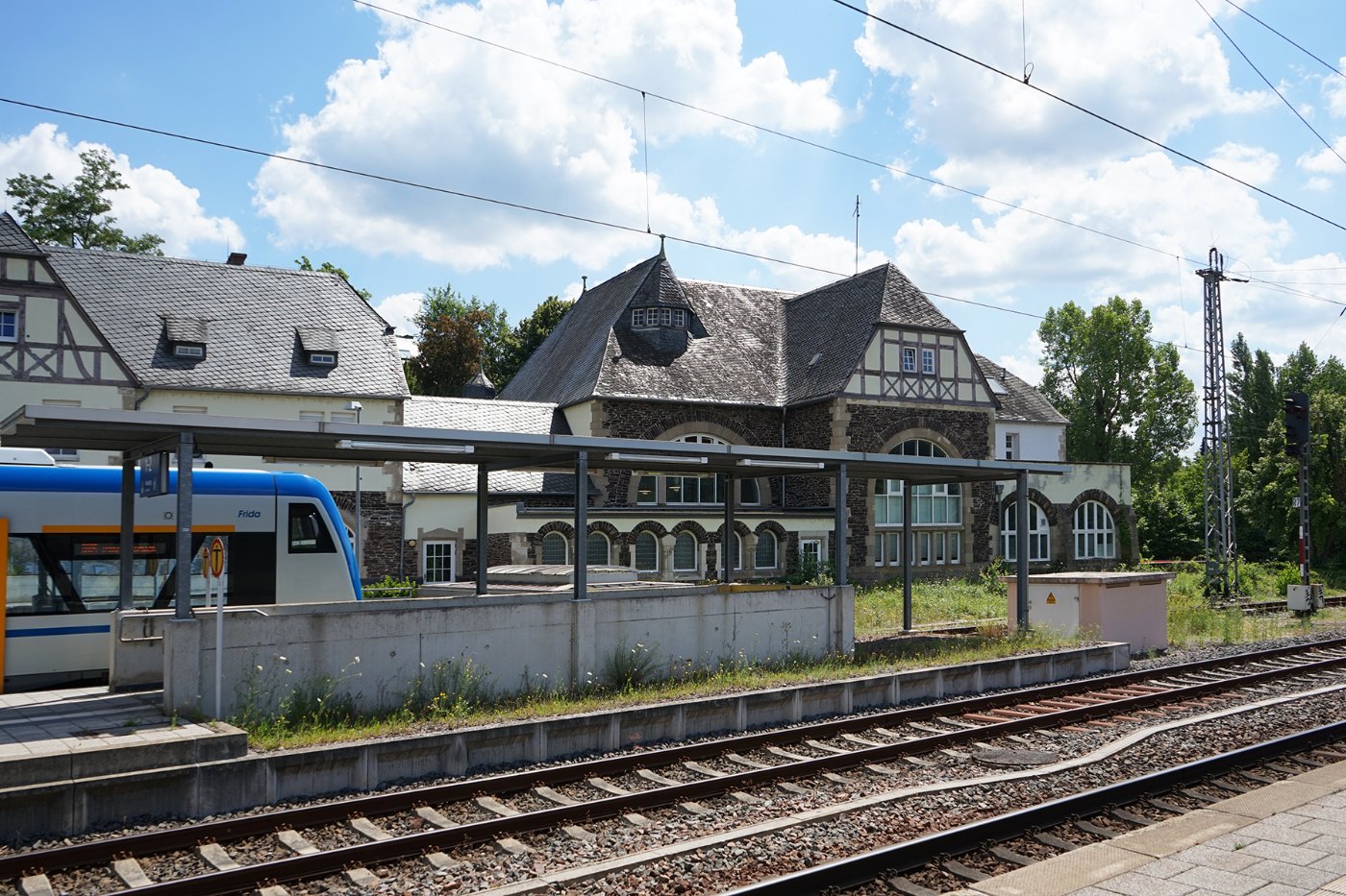 Bullay (Mosel) Bahnhof, Empfangsgebäude (1904) und Gleisanlagen