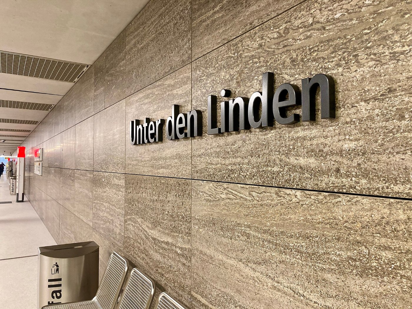 U Bahnhof Unter den Linden Schriftzug