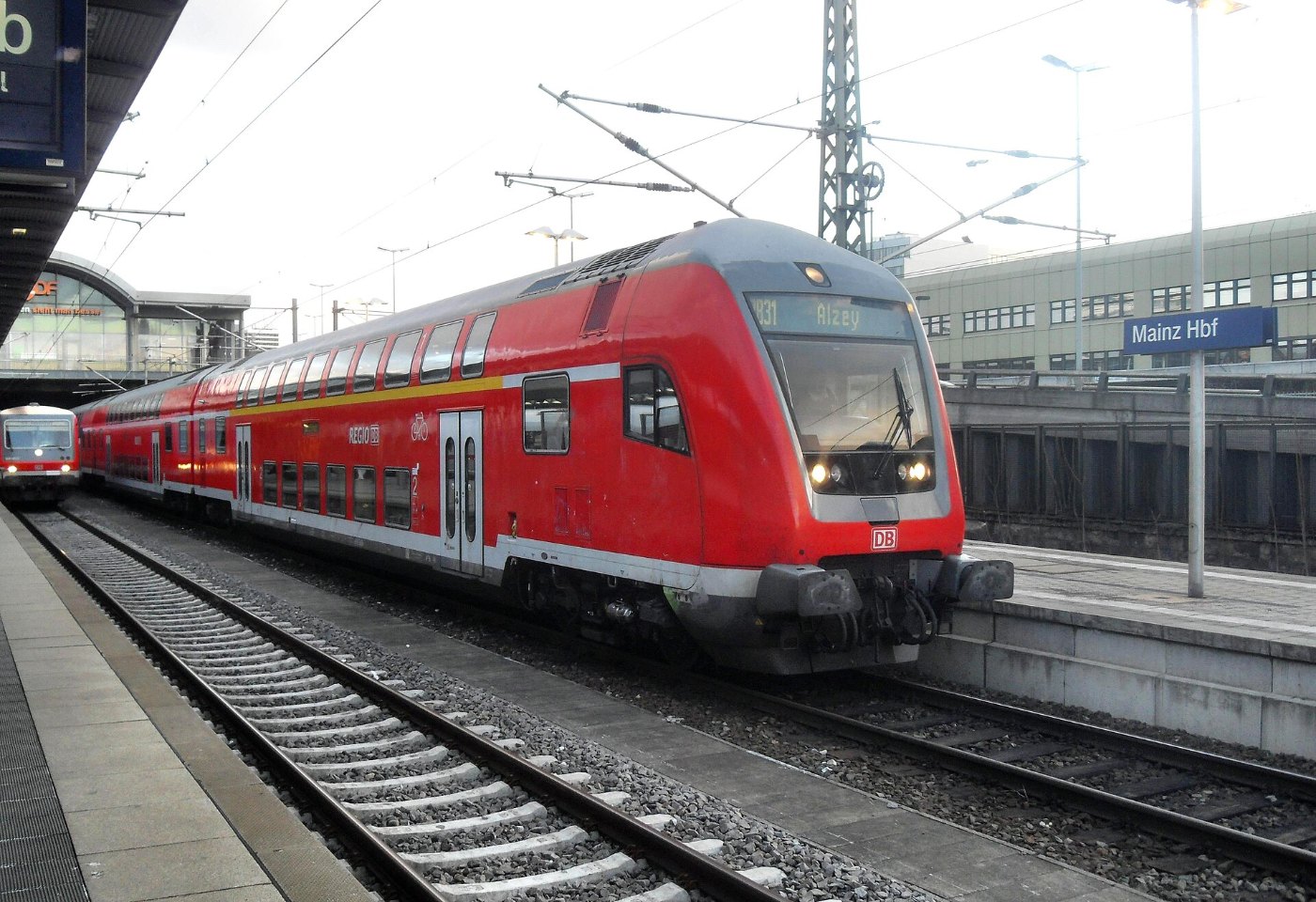 Mainzer Hauptbahnhof auf Bahnsteig zu Gleis 5 Richtung Worms (Hochsteg) 