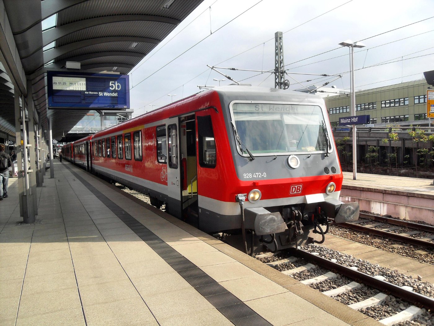 Mainzer Hauptbahnhof auf Bahnsteig zu Gleis 5 Richtung Worms (Hochsteg) 