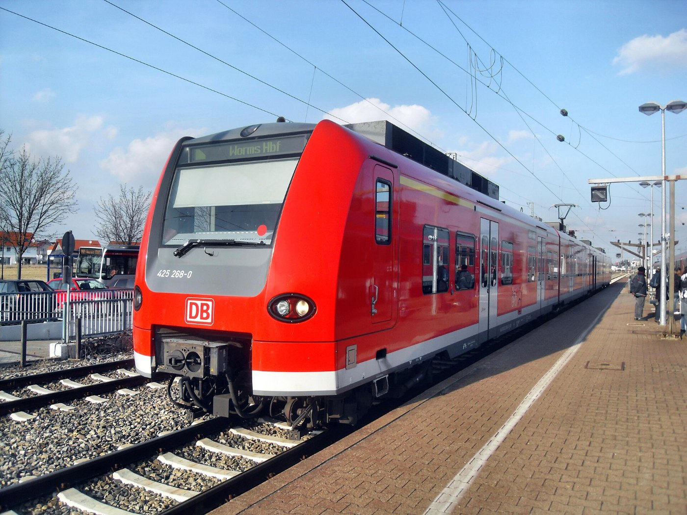 Bibliser Bahnhof auf Bahnsteig zu Gleis 5 Richtung Frankfurt am Main (RB