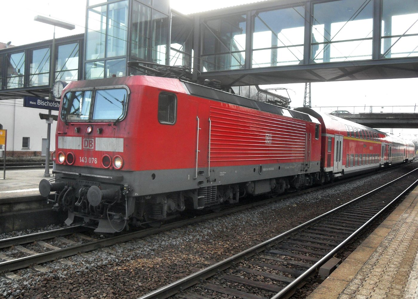 Bischofsheimer (Mainspitze) Bahnhof auf Bahnsteig zu Gleis 3 Richtung Ma