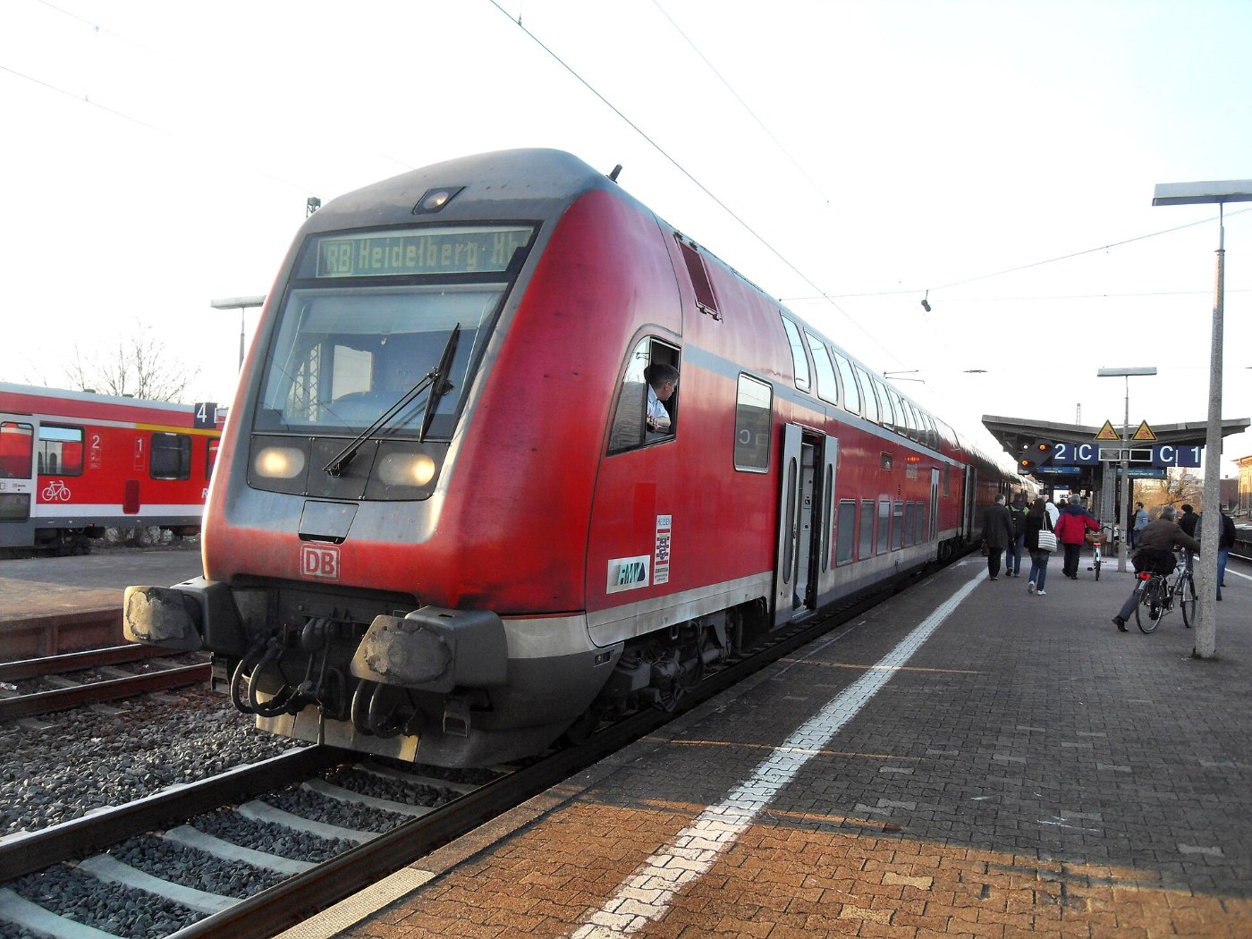 Bensheimer Bahnhof auf Bahnsteig zu Gleis 2 Richtung Frankfurt am Main (