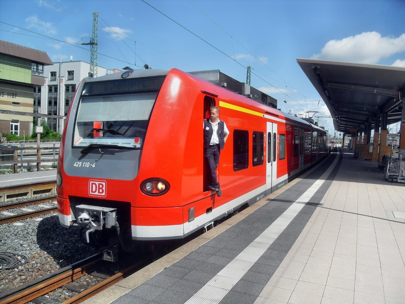 Wormser Hauptbahnhof auf Bahnsteig zu Gleis 3 Richtung Mainz (RB 425 110