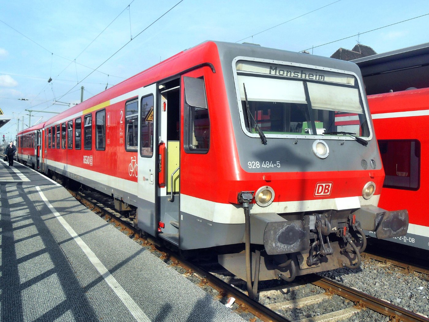 Wormser Hauptbahnhof auf Bahnsteig zu Gleis 4 Richtung Mainz (RB 928 484