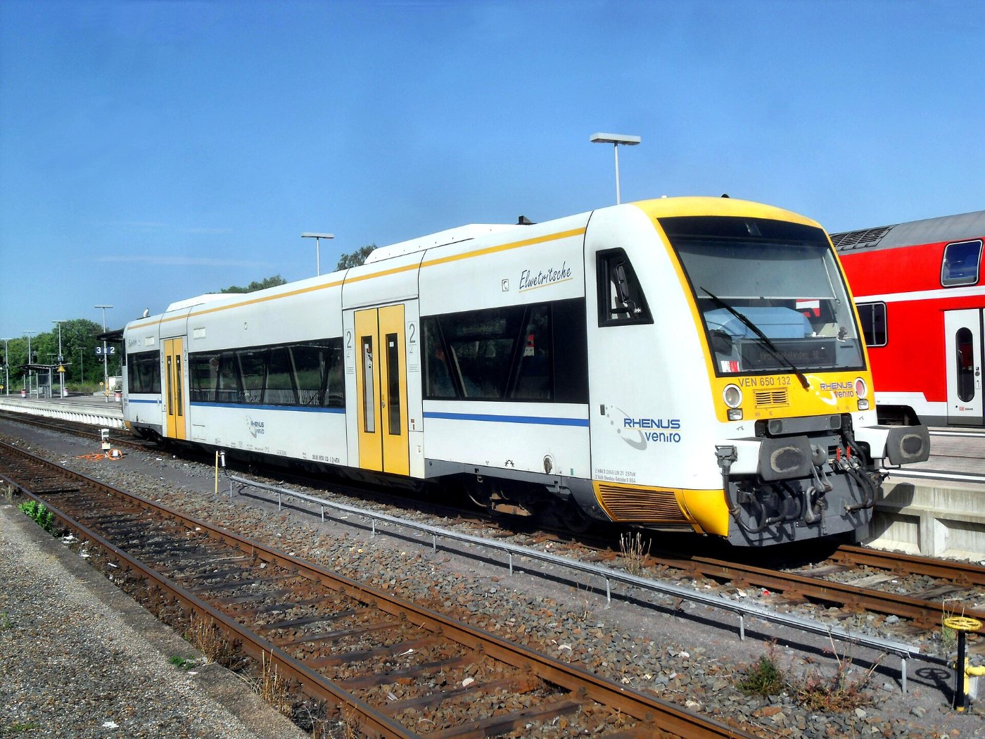 Alzeyer Bahnhof auf Bahnsteig zu Gleis 4 Richtung Mainz (RB Stadler Regi