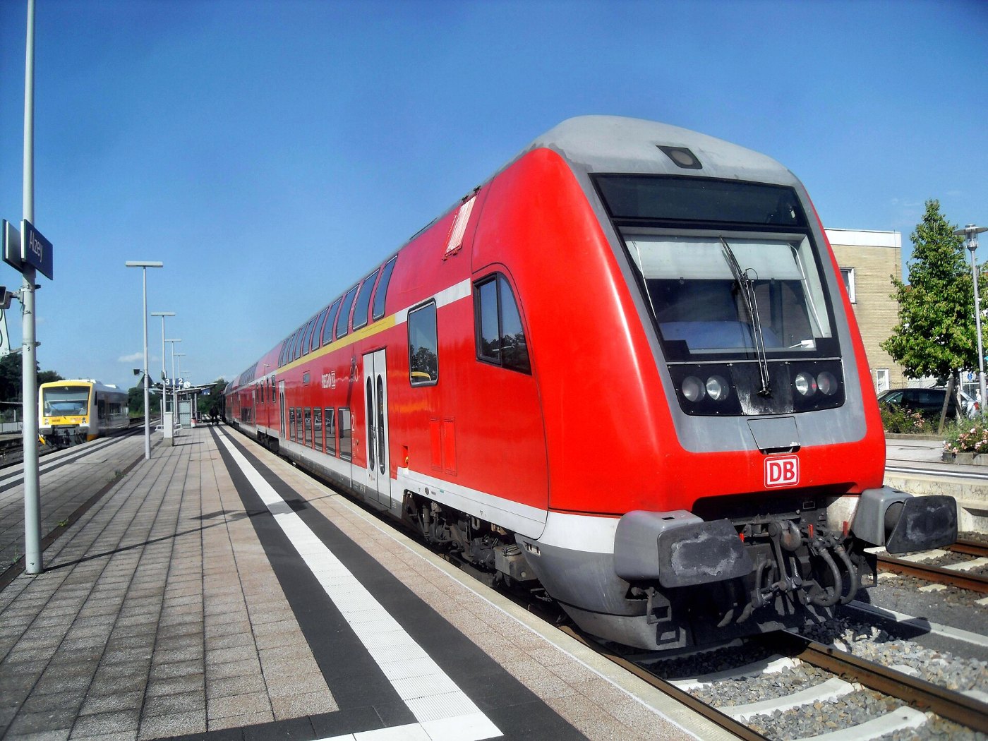 Alzeyer Bahnhof auf Bahnsteig zu Gleis 2 Richtung Bingen (RB Doppelstock