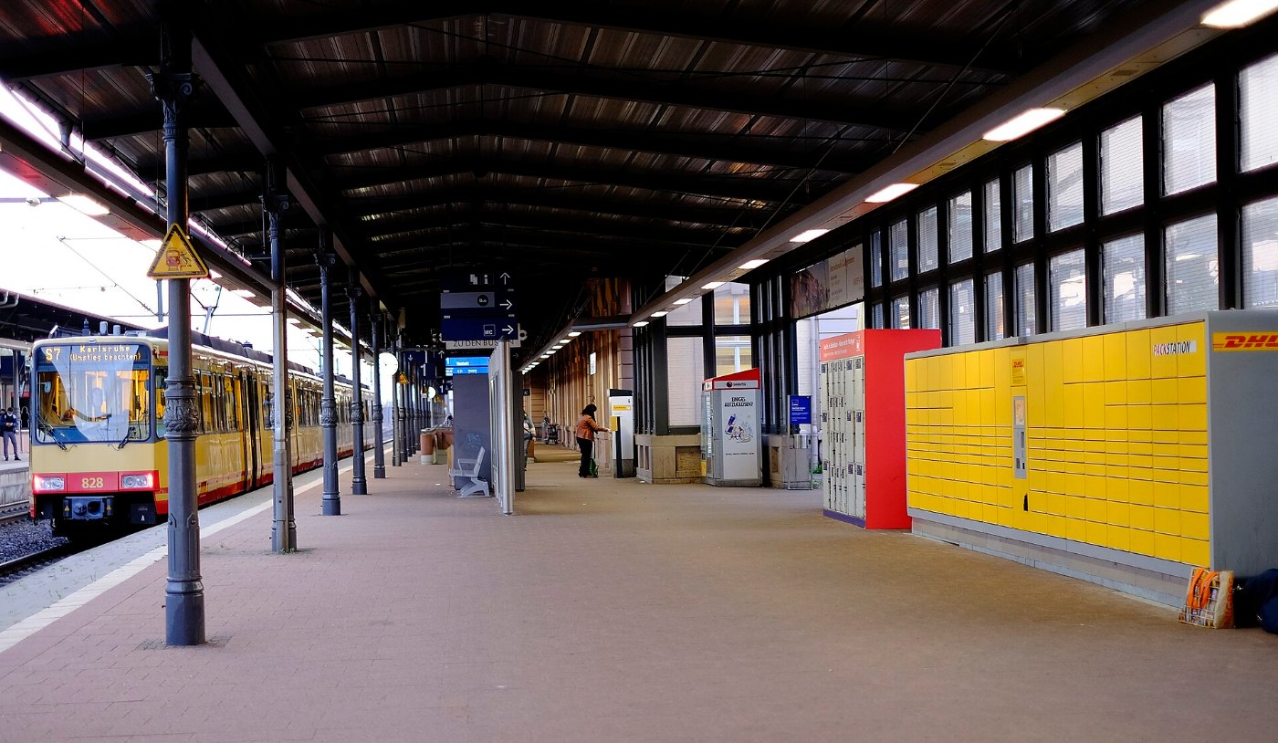 Baden Baden Bahnhof Oos 32 Gleis 1 2021 gje
