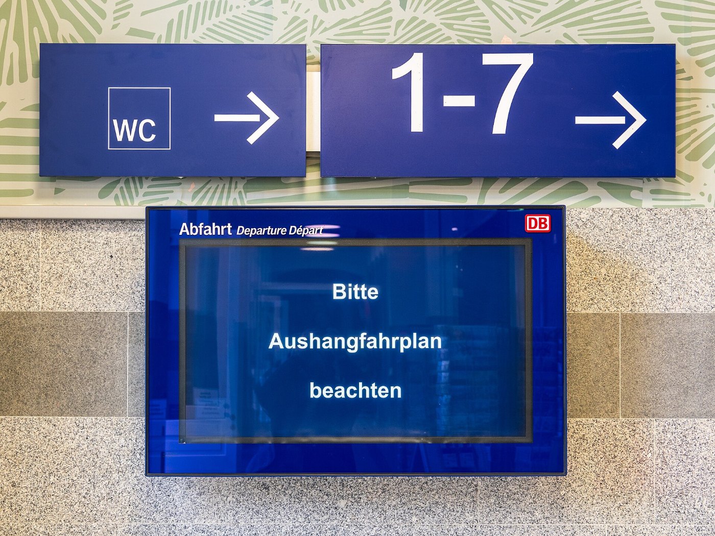 Aktuelle Information im Bahnhof Baden Baden (2024)