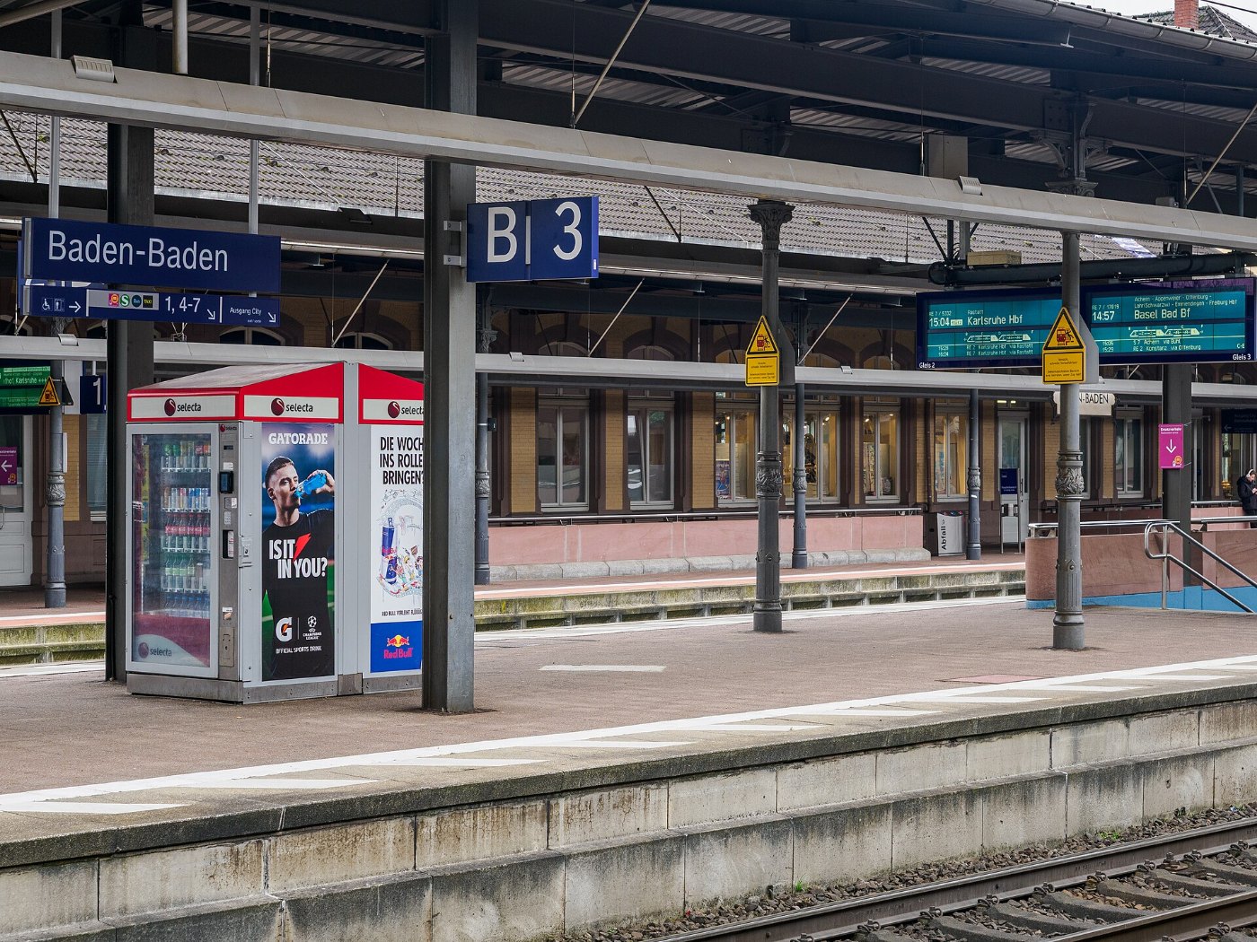 Bahnsteige mit Verkaufsautomat in Baden Baden (2026)