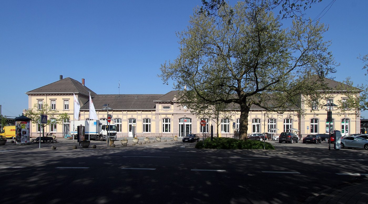 Baden Baden Oos Bahnhof 02 gje