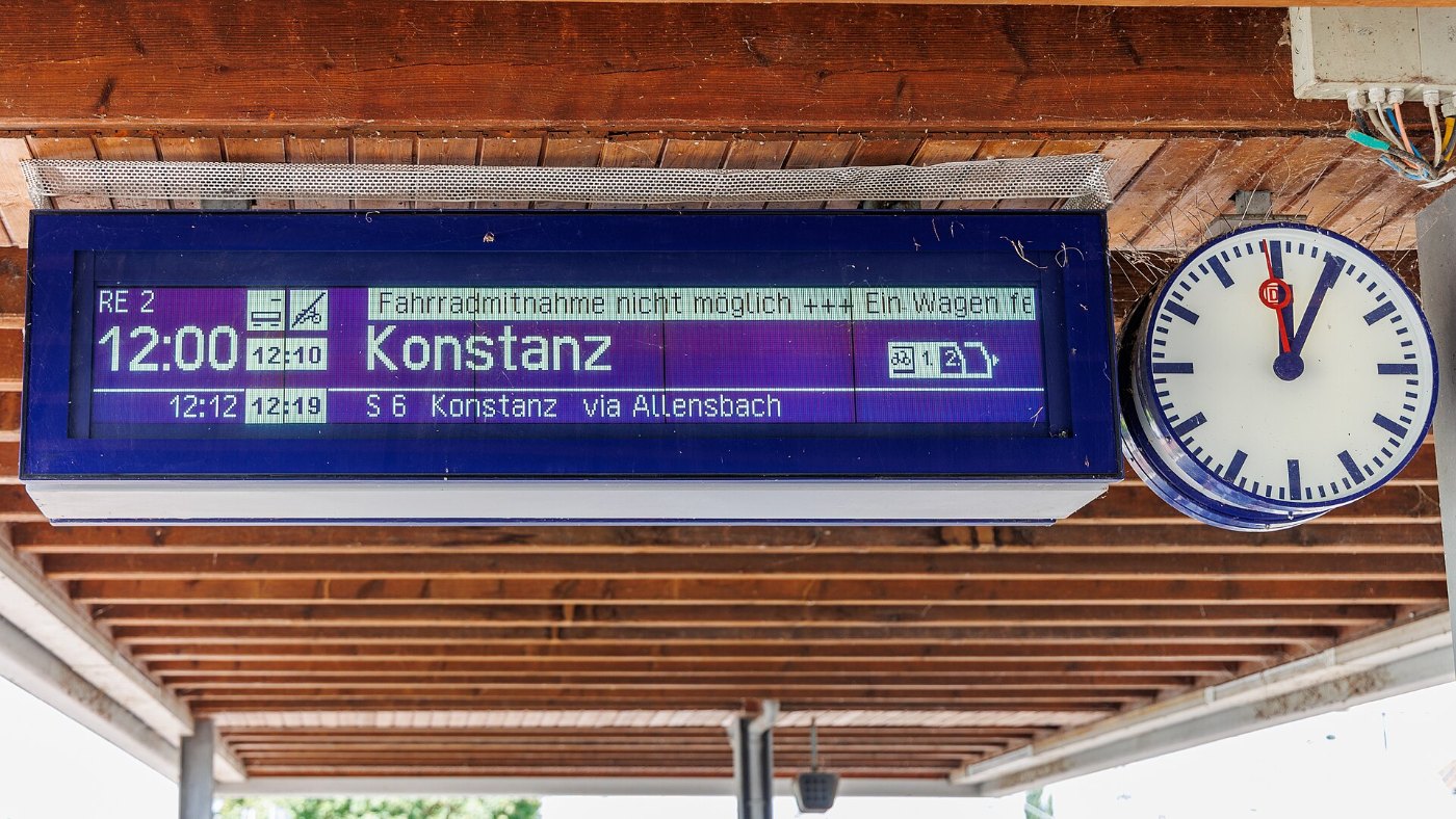 LCD Display im Bahnhof Radolfzell am Bodensee (2025)