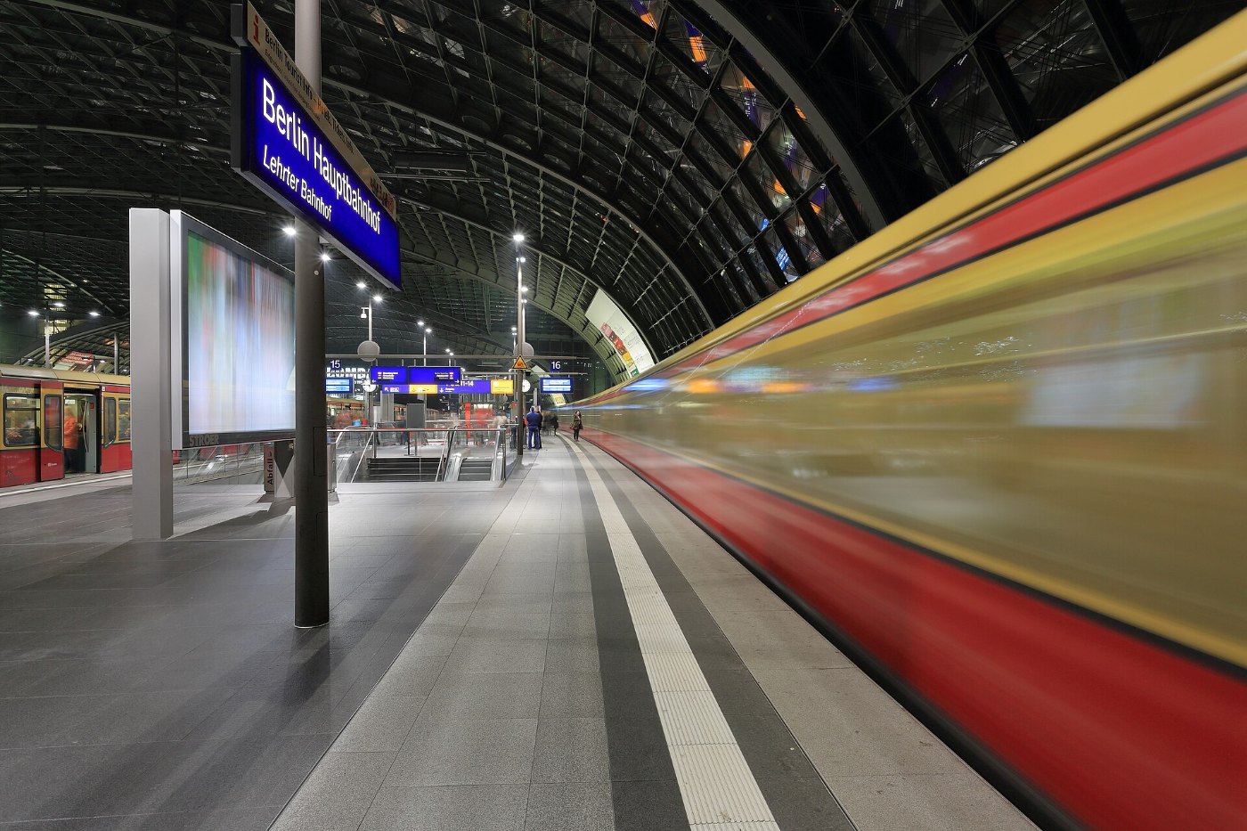 S Bahn at Hauptbahnhof Berlin