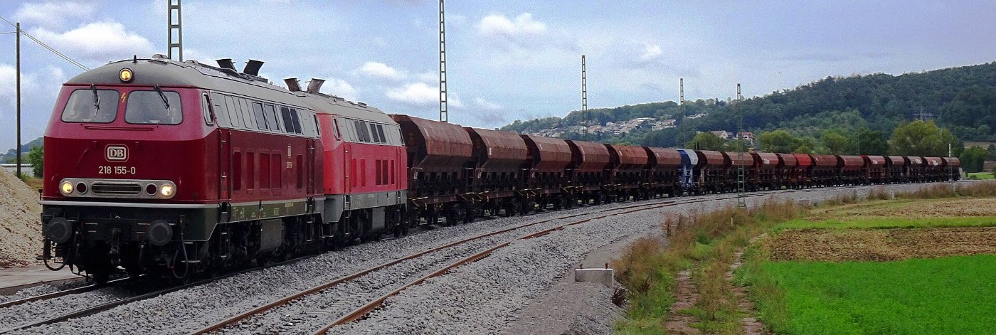 Baureihe 218 in Doppeltraktion mit Schüttwaggons