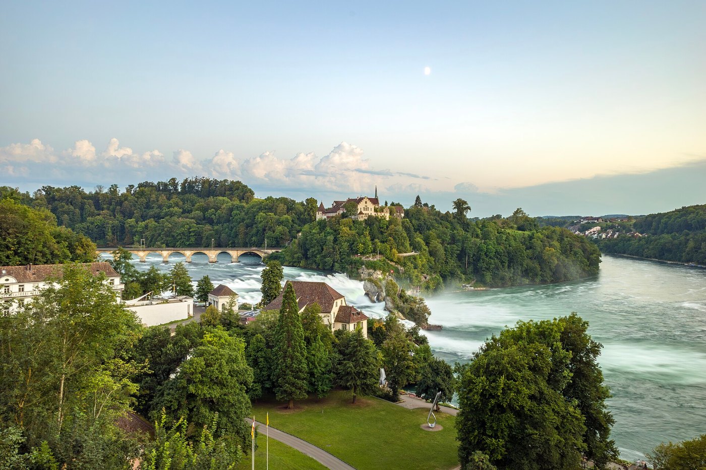 Blick vom Bahnsteig Neuhausen Rheinfall über den Rheinfall am Abend 2