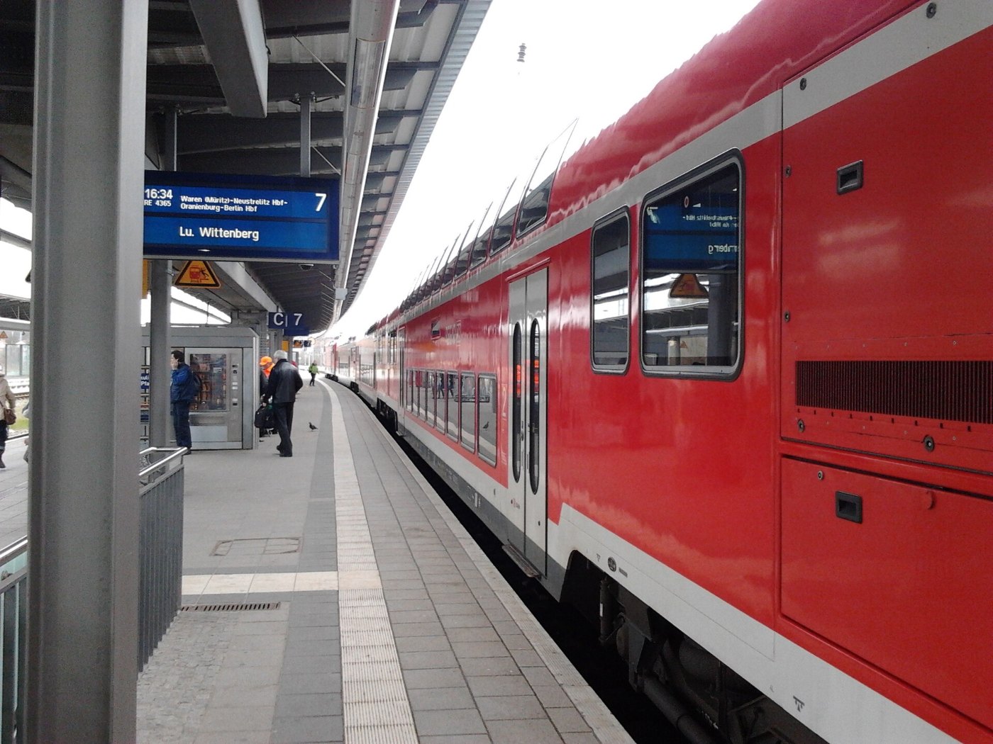 Zug nach Wittenberg im Bahnhof Rostock