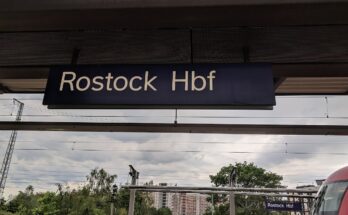 Bahnhofsschild Rostock Hbf