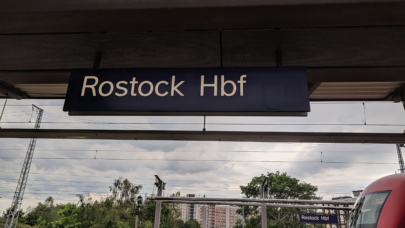 Bahnhofsschild Rostock Hbf