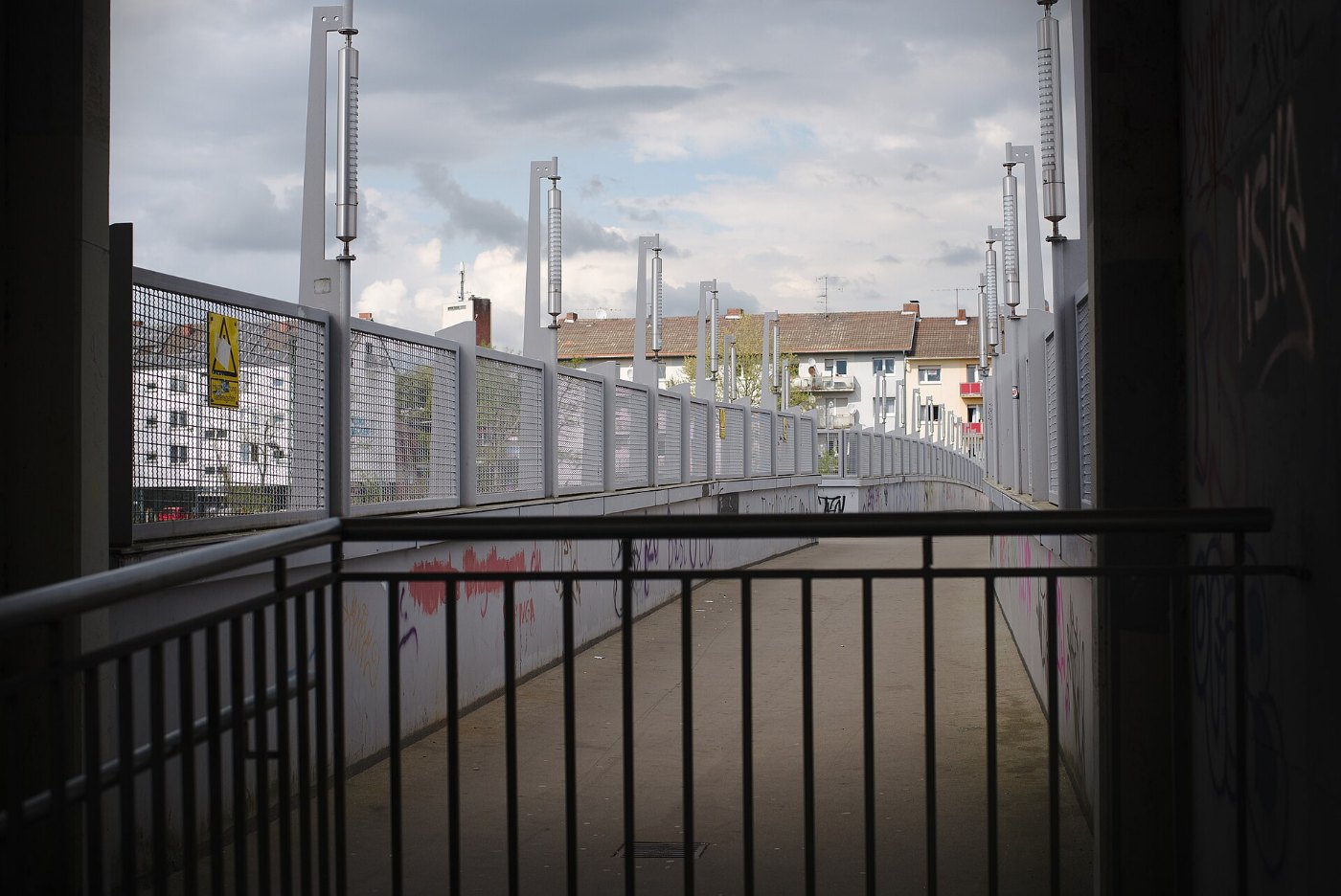 Fußgängerbrücke Bahnhof Saarbrücken Burbach 02