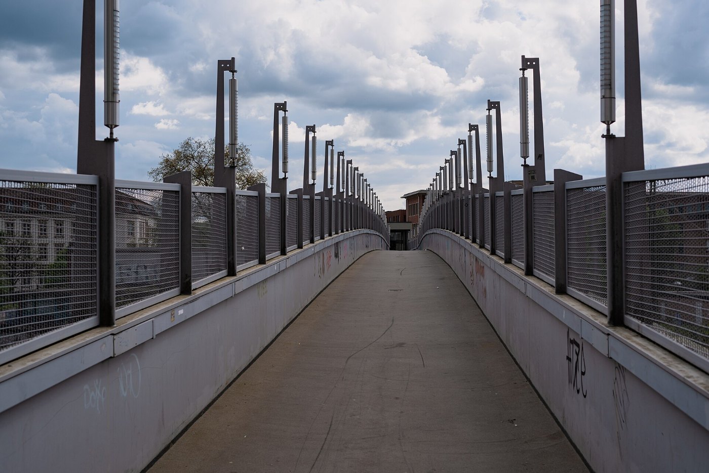 Fußgängerbrücke Bahnhof Saarbrücken Burbach 01