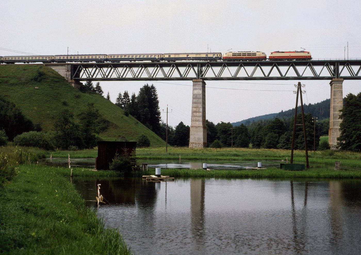 120 + 103 mit Schnellzug auf der Talbrücke bei Deining