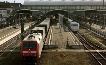 152 147 mit Güterzug des Kombinierten Ladungsverkehrs und ICE (Baureihe