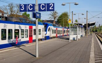 Bahnhof Hude (Oldb) mit RS30 nach Bremen (2025)